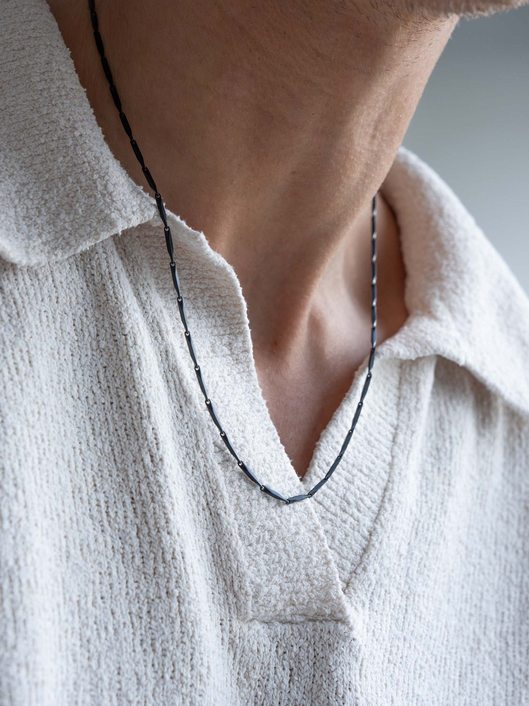 LINEAR CHAIN NECKLACE