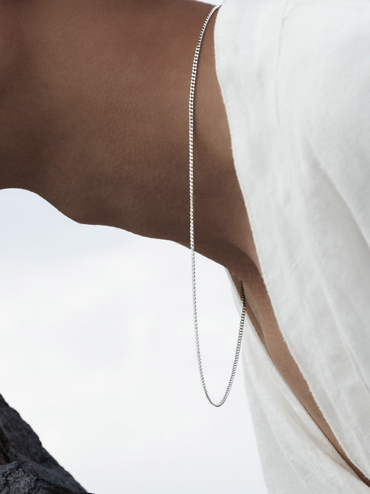 MINIMAL CHAIN NECKLACE