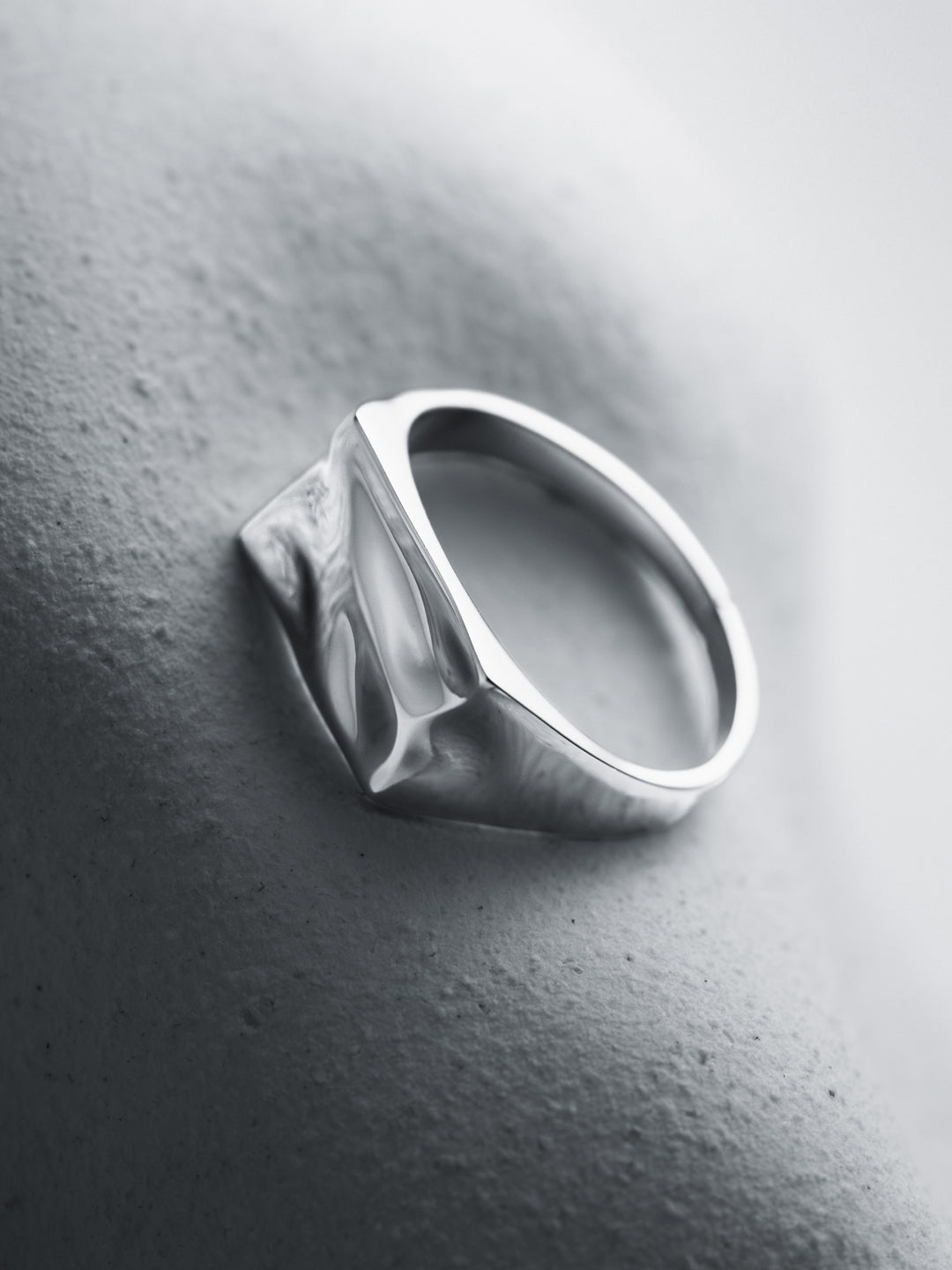 RIPPLE SIGNET RING IN SILVER