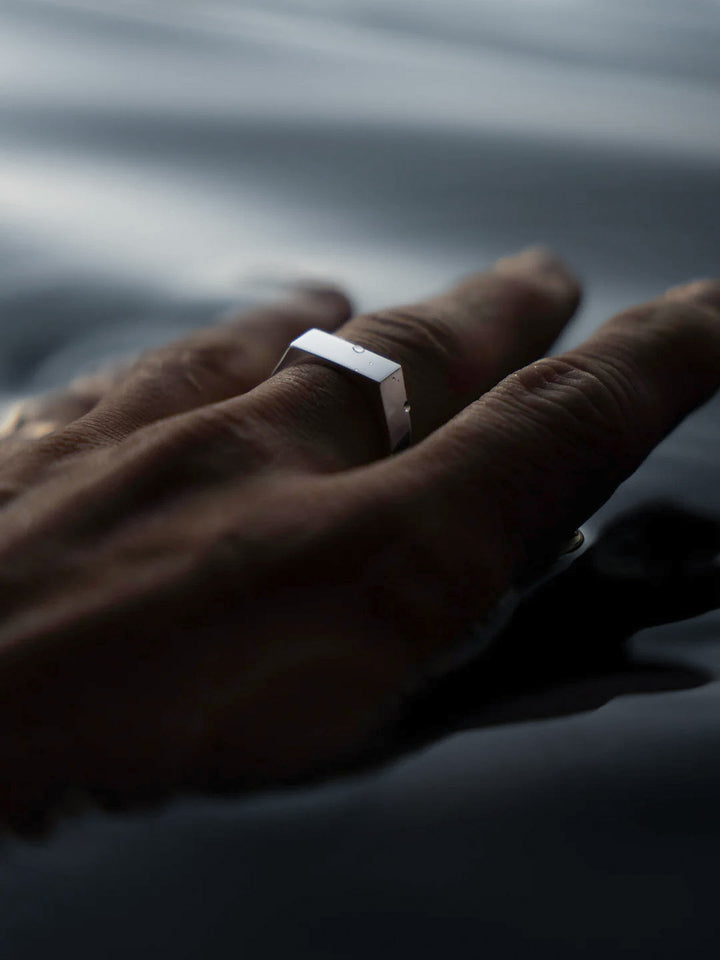 UNISIZE SIGNET RING IN SILVER