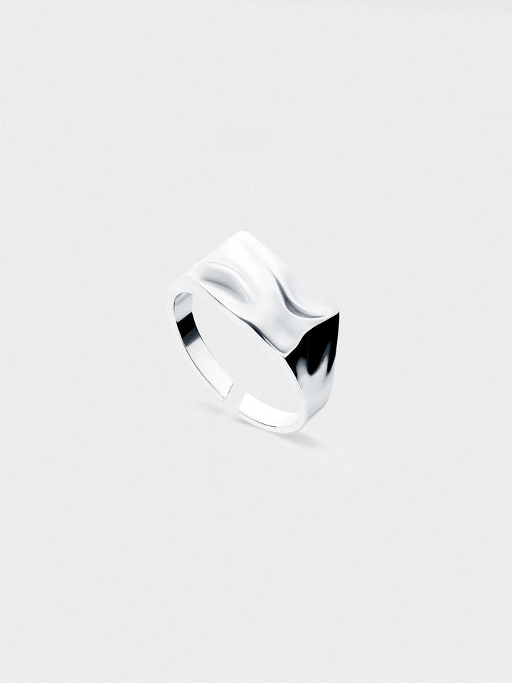 RIPPLE SIGNET RING IN SILVER