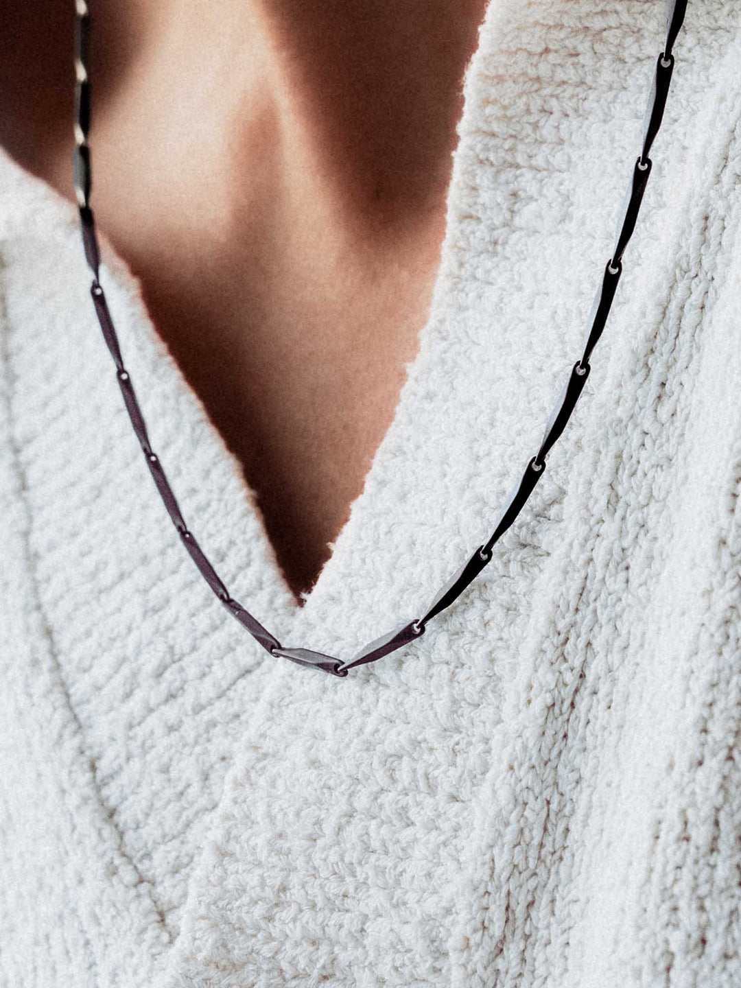 LINEAR CHAIN NECKLACE