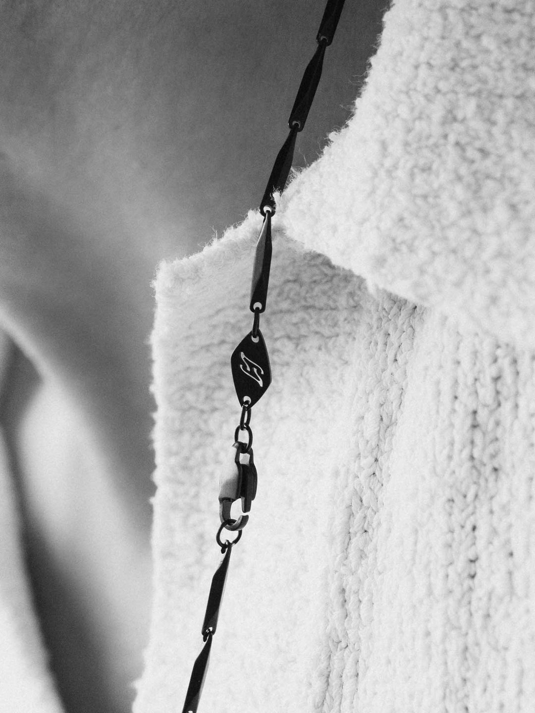 LINEAR CHAIN NECKLACE