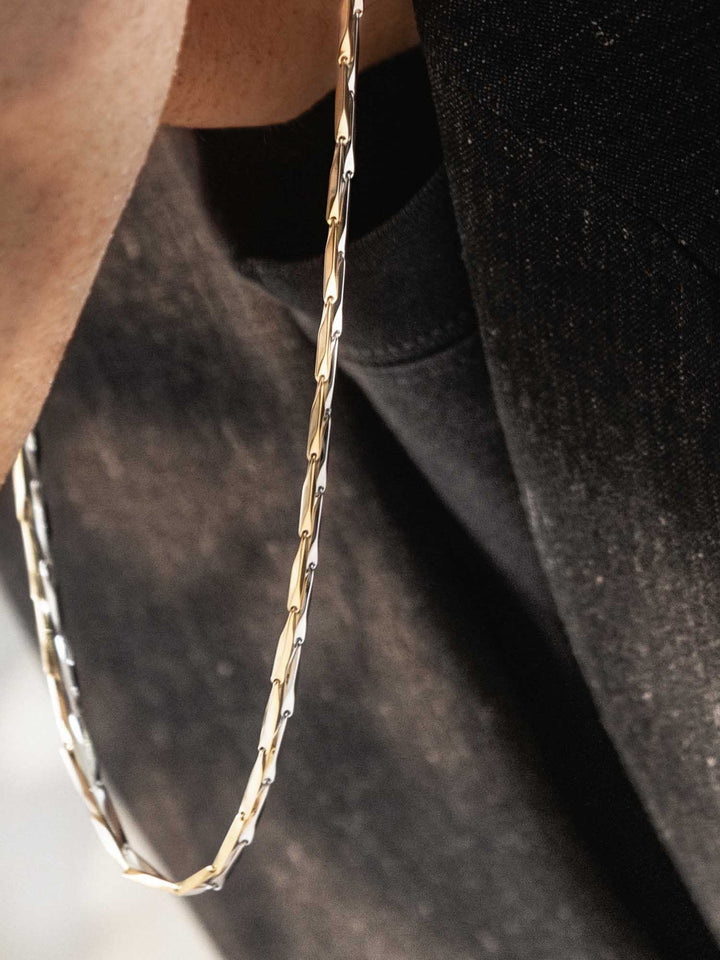 LINEAR CHAIN NECKLACE