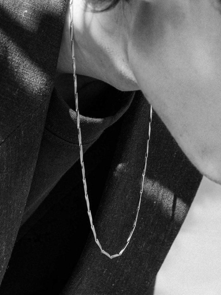 LINEAR CHAIN NECKLACE