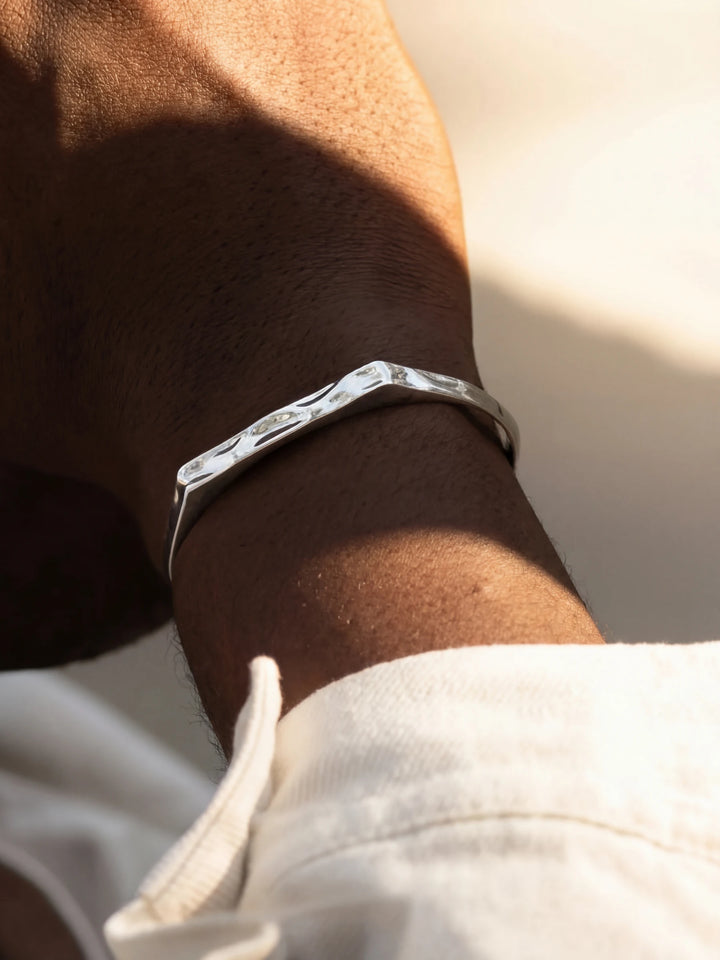 RIPPLE SIGNET CUFF IN SILVER