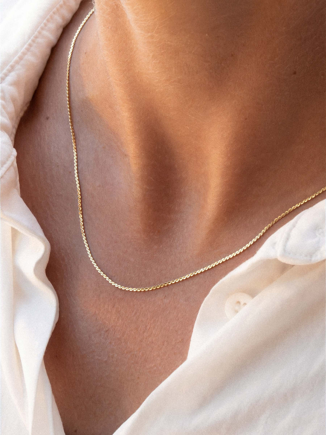 FLUID CHAIN NECKLACE