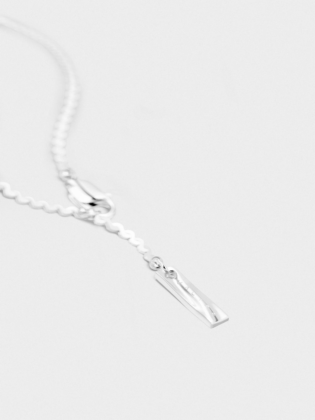 FLUID CHAIN NECKLACE