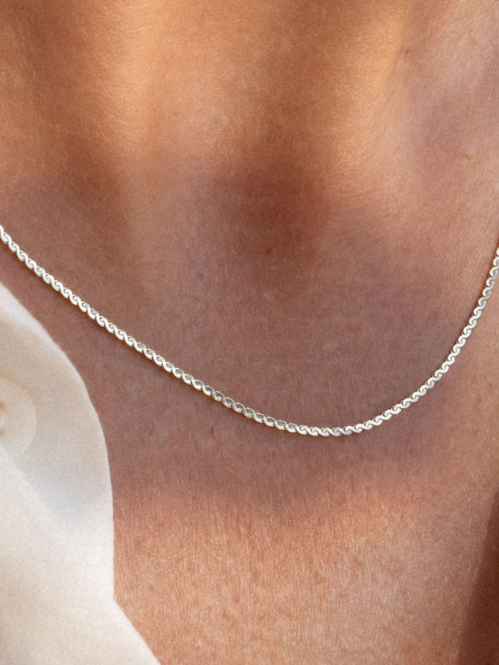 FLUID CHAIN NECKLACE